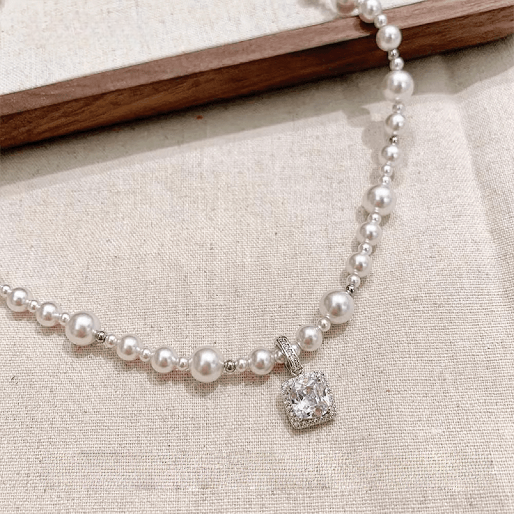 Alloy imitation pearl pendant light luxury high-end sugar cube pendant pearl clavicle necklace female versatile necklace